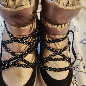 Pajar Women's Winter Boots - Gold and Black. Beautiful